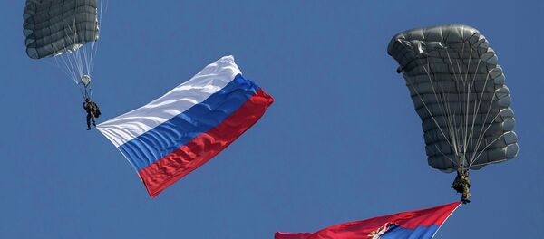 Parachutistes avec les drapeaux nationaux serbes et russes - Sputnik Afrique