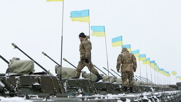 Ukrainian servicemen walk on armoured personnel carriers (APC) - Sputnik Afrique