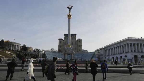 Ukrainians walking past candles in the shape of the national emblem of Ukraine on Independence Square in Kiev, Ukraine - Sputnik Afrique