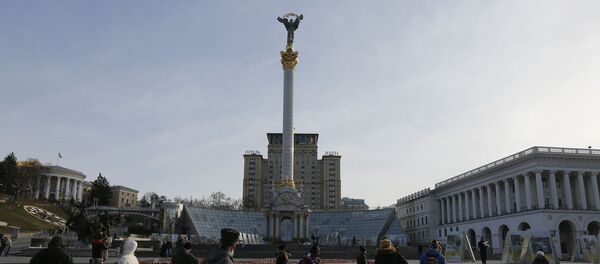 Ukrainians walking past candles in the shape of the national emblem of Ukraine on Independence Square in Kiev, Ukraine - Sputnik Afrique