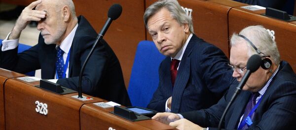 Alexeï Pouckov (au centre) à la session de l'APCE - Sputnik Afrique