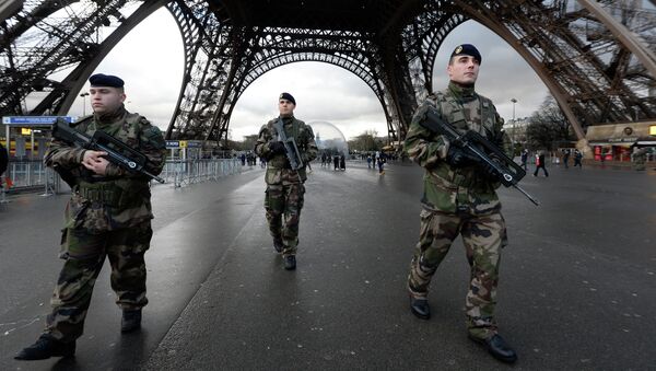 French soldiers patrol in front of the Eiffel Tower on January 8, 2015 in Paris - Sputnik Afrique