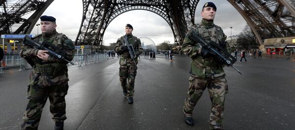 French soldiers patrol in front of the Eiffel Tower on January 8, 2015 in Paris - Sputnik Afrique