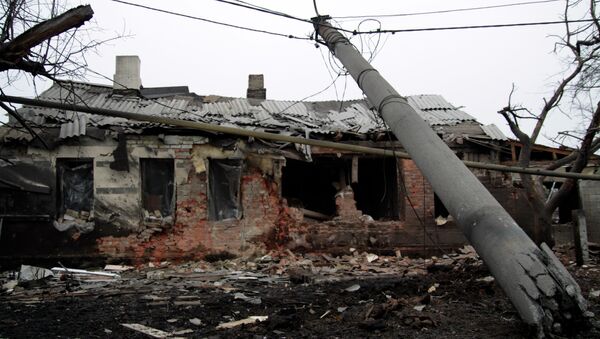 A house destroyed following shelling between Ukrainian army and pro-Russian separatists, on January 28, 2015 in the eastern Ukrainian city of Donetsk - Sputnik Afrique