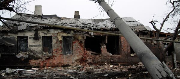 A house destroyed following shelling between Ukrainian army and pro-Russian separatists, on January 28, 2015 in the eastern Ukrainian city of Donetsk - Sputnik Afrique