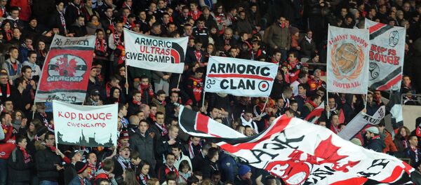 Guingamp's supporters cheer on their team during the French L1 football match Guingamp versus Lorient at the Roudourou stadium in Guingamp, January 23, 2015 - Sputnik Afrique