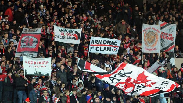 Guingamp's supporters cheer on their team during the French L1 football match Guingamp versus Lorient at the Roudourou stadium in Guingamp, January 23, 2015 - Sputnik Afrique