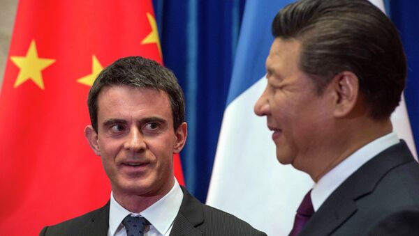 French Prime Minister Manuel Valls (L) meets Chinese President Xi Jinping at the Great Hall of the People in Beijing January 30, 2015. - Sputnik Afrique