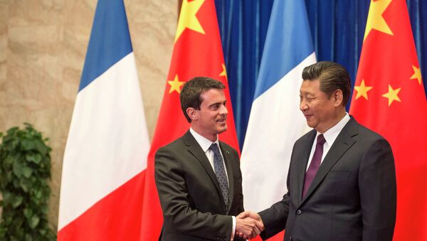 French Prime Minister Manuel Valls (L) shakes hands with Chinese President Xi Jinping at the Great Hall of the People in Beijing January 30, 2015. - Sputnik Afrique