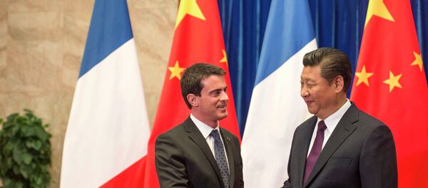 French Prime Minister Manuel Valls (L) shakes hands with Chinese President Xi Jinping at the Great Hall of the People in Beijing January 30, 2015. - Sputnik Afrique