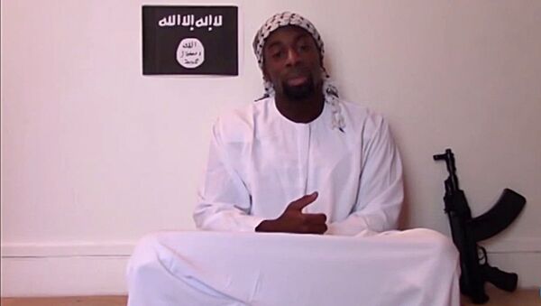 Amedy Coulibaly, one of the three gunmen behind the worst militant attacks in France for decades, declares his allegiance in an unknown location to the Islamic State and urges French Muslims to follow his example, in this still image taken from video January 11, 2015 - Sputnik Afrique