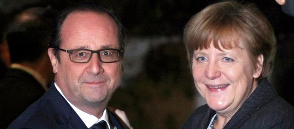 French President Francois Hollande (L) greets German Chancellor Angela Merkel in Strasbourg, January 30, 2015 - Sputnik Afrique