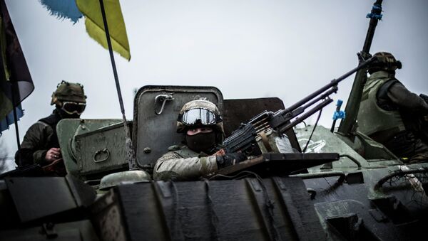 Ukrainian soldiers in an armoured vehicle topped with a Ukrainian flag in the Donetsk region - Sputnik Afrique
