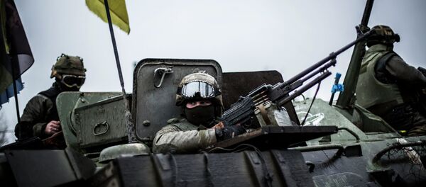 Ukrainian soldiers in an armoured vehicle topped with a Ukrainian flag in the Donetsk region - Sputnik Afrique