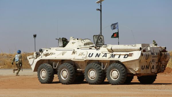 An armoured personnel carrier patrolling near the city of Nyala in Sudan's Darfur - Sputnik Afrique