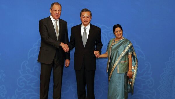 Russian Foreign Minister Sergei Lavrov (L), Chinese Foreign Minister Wang Yi (C) and Indian Foreign Minister Sushma Swaraj (R) - Sputnik Afrique