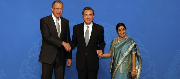 Russian Foreign Minister Sergei Lavrov (L), Chinese Foreign Minister Wang Yi (C) and Indian Foreign Minister Sushma Swaraj (R) - Sputnik Afrique