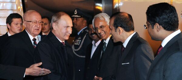 Президент России Владимир Путин во время встречи в аэропорту Нью-Дели - Sputnik Afrique