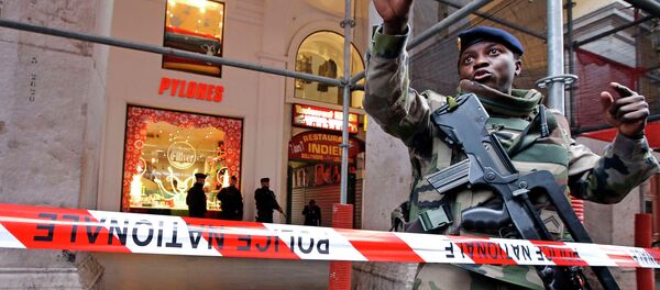 A French soldier gestures outside a Jewish Community center, where two French soldiers were attacked and wounded in a knife attack in Nice February 3, 2015. - Sputnik Afrique