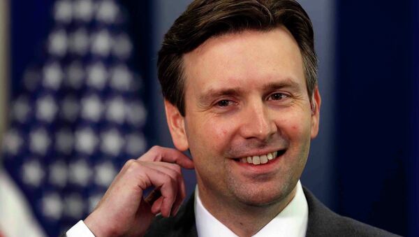 White House Press Secretary Josh Earnest in the Brady Press Briefing Room at the White House in Washington, January 7, 2015. - Sputnik Afrique