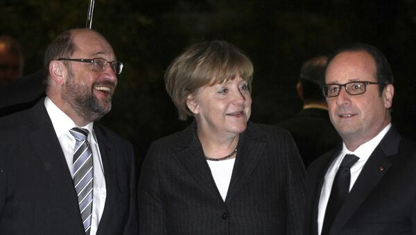 French President Francois Hollande (R), German Chancellor Angela Merkel (C) and president of the European parliament Martin Schulz (L) - Sputnik Afrique