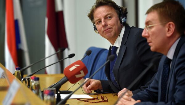 Latvian Foreign Minister Edgars Rinkevics (R) and his Dutch counterpart Bert Koenders (L) attend a press conference after their meeting at the Foreign Ministry in Riga on February 3, 2015 - Sputnik Afrique