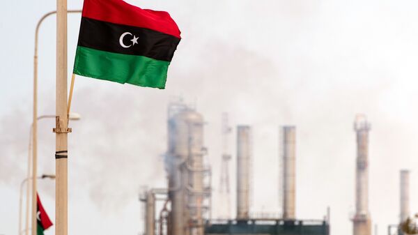 The new Libyan flag flutters outside an oil refinery in Zawiya on September 23, 2011. - Sputnik Afrique