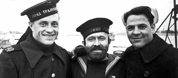 Русский, английский и американский матросы на Графской пристани в Севастополе в дни работы Ялтинской конференции во время Великой Отечественной войны в 1945 году Русский, английский и американский матросы на Графской пристани в Севастополе в дни работы Ялтинской конференции во время Великой Отечественной войны в 1945 году - Sputnik Afrique