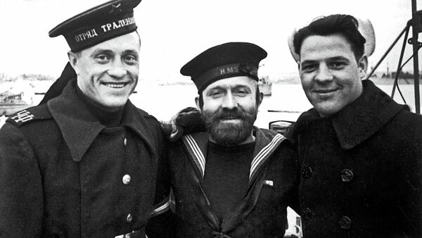 Русский, английский и американский матросы на Графской пристани в Севастополе в дни работы Ялтинской конференции во время Великой Отечественной войны в 1945 году - Sputnik Afrique