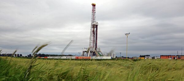 A drilling rig exploring for shale gas of oil company Chevron on June 11, 2013 in south-eastern Poland - Sputnik Afrique
