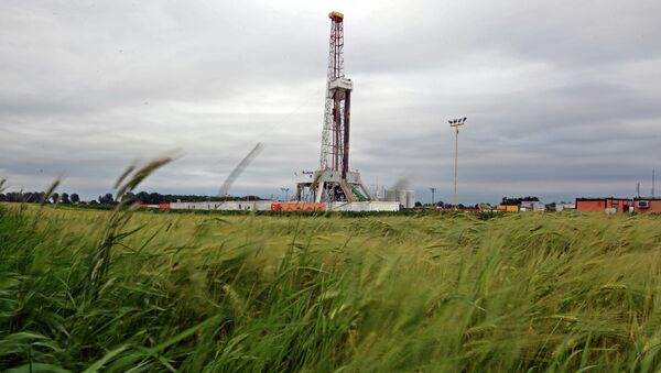 A drilling rig exploring for shale gas of oil company Chevron on June 11, 2013 in south-eastern Poland - Sputnik Afrique