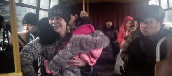 Debaltsevo: des civils évacués de la ville bombardée - Sputnik Afrique