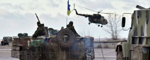 A Ukrainian helicopter flies above the headquarters of the Ukrainian forces in eastern Ukrainian city of Kramatorsk, in the Donetsk region - Sputnik Afrique