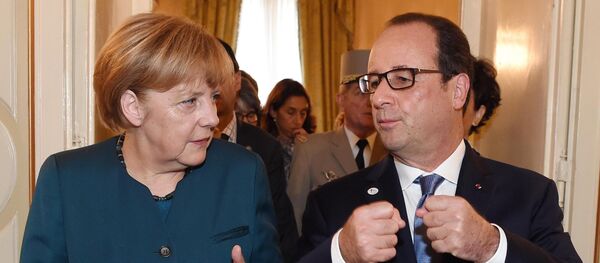 German Chancellor Angela Merkel, left, and French President Francois Hollande talk after a meeting on the sidelines of the ASEM summit of European and Asian leaders in Milan, northern Italy, Friday, Oct. 17, 2014. - Sputnik Afrique