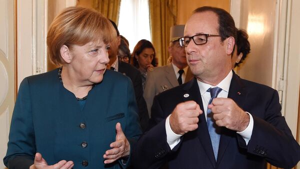 German Chancellor Angela Merkel, left, and French President Francois Hollande talk after a meeting on the sidelines of the ASEM summit of European and Asian leaders in Milan, northern Italy, Friday, Oct. 17, 2014. - Sputnik Afrique
