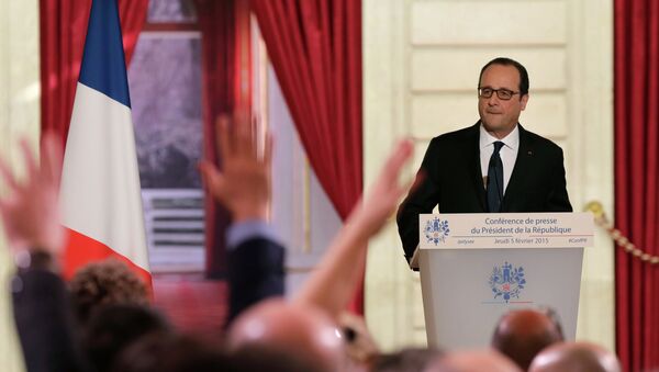 Journalists raise their hands to ask questions during French President Francois Hollande's news conference at the Elysee Palace in Paris February 5, 2015. - Sputnik Afrique