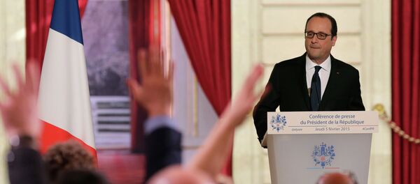 Journalists raise their hands to ask questions during French President Francois Hollande's news conference at the Elysee Palace in Paris February 5, 2015. - Sputnik Afrique