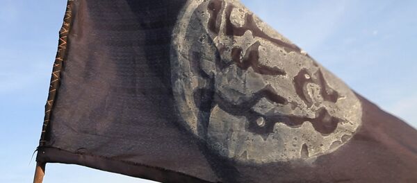 A Boko Haram flag flutters from an abandoned command post in Gamboru deserted after Chadian troops chased them from the border town on February 4, 2015. - Sputnik Afrique