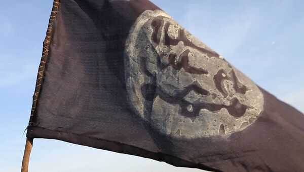 A Boko Haram flag flutters from an abandoned command post in Gamboru deserted after Chadian troops chased them from the border town on February 4, 2015. - Sputnik Afrique
