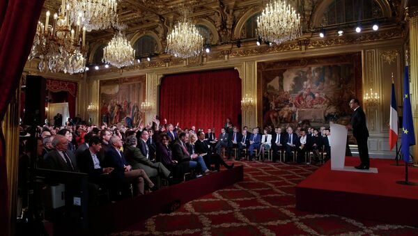 Journalists raise their hands to ask questions during French President Francois Hollande's news conference at the Elysee Palace in Paris February 5, 2015. - Sputnik Afrique