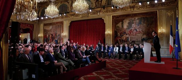 Journalists raise their hands to ask questions during French President Francois Hollande's news conference at the Elysee Palace in Paris February 5, 2015. - Sputnik Afrique