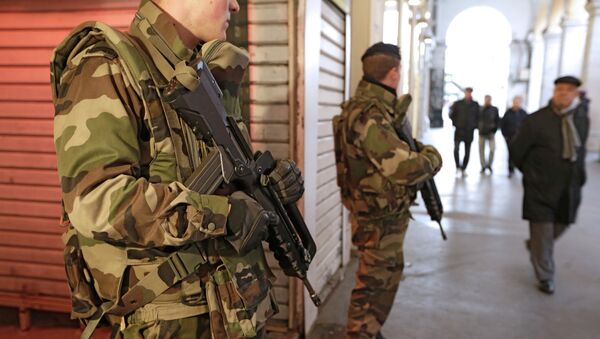 French soldiers guard the building of a Jewish community center in Nice - Sputnik Afrique