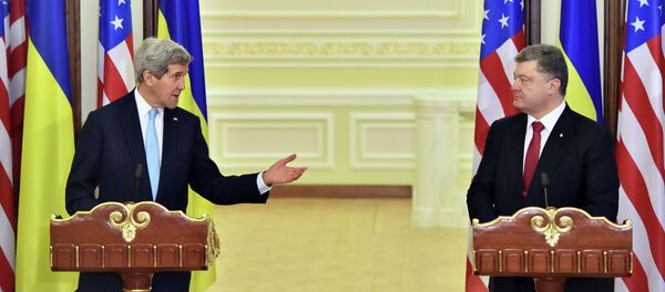 John Kerry et Piotr Porochenko - Sputnik Afrique