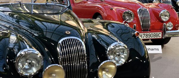A Jaguar XK 120 DHC Cabriolet 1954 (L) and a Jaguar XK 140SE Roadster 1955 are on display at the Bonhams car and moto auction on February 4, 2015 A Jaguar XK 120 DHC Cabriolet 1954 (L) and a Jaguar XK 140SE Roadster 1955 are on display at the Bonhams car and moto auction on February 4, 2015 - Sputnik Afrique