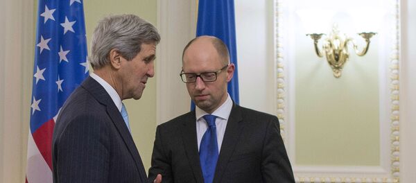 U.S. Secretary of State John Kerry talks with Ukrainian Prime Minister Arseniy Yatsenyuk during a meeting in Kiev - Sputnik Afrique