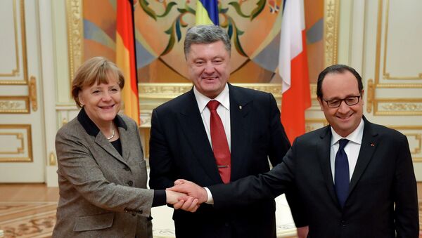 Ukraine's President Petro Poroshenko (C) shakes hands with German Chancellor Angela Merkel and French President Francois Hollande during their meeting in Kiev, February 5, 2015 - Sputnik Afrique