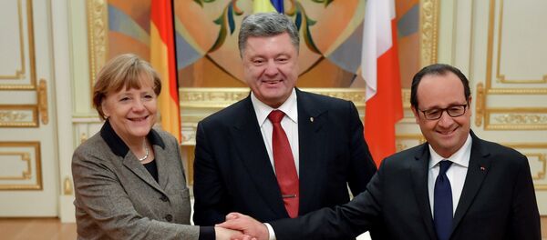 Ukraine's President Petro Poroshenko (C) shakes hands with German Chancellor Angela Merkel and French President Francois Hollande during their meeting in Kiev, February 5, 2015 - Sputnik Afrique