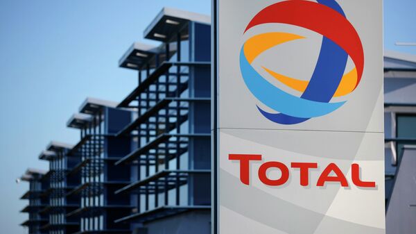 View of the logo of French oil giant Total in front of the oil refinery of Donges, near Nantes, in this December 20, 2013 file photo - Sputnik Afrique