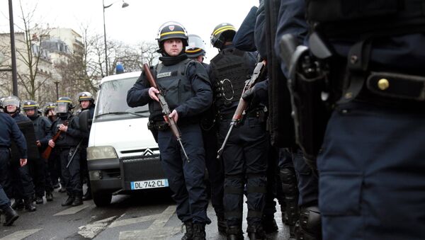 French police officers arrive to take up positions near Porte de Vincennes in Paris on January 9, 2015 - Sputnik Afrique