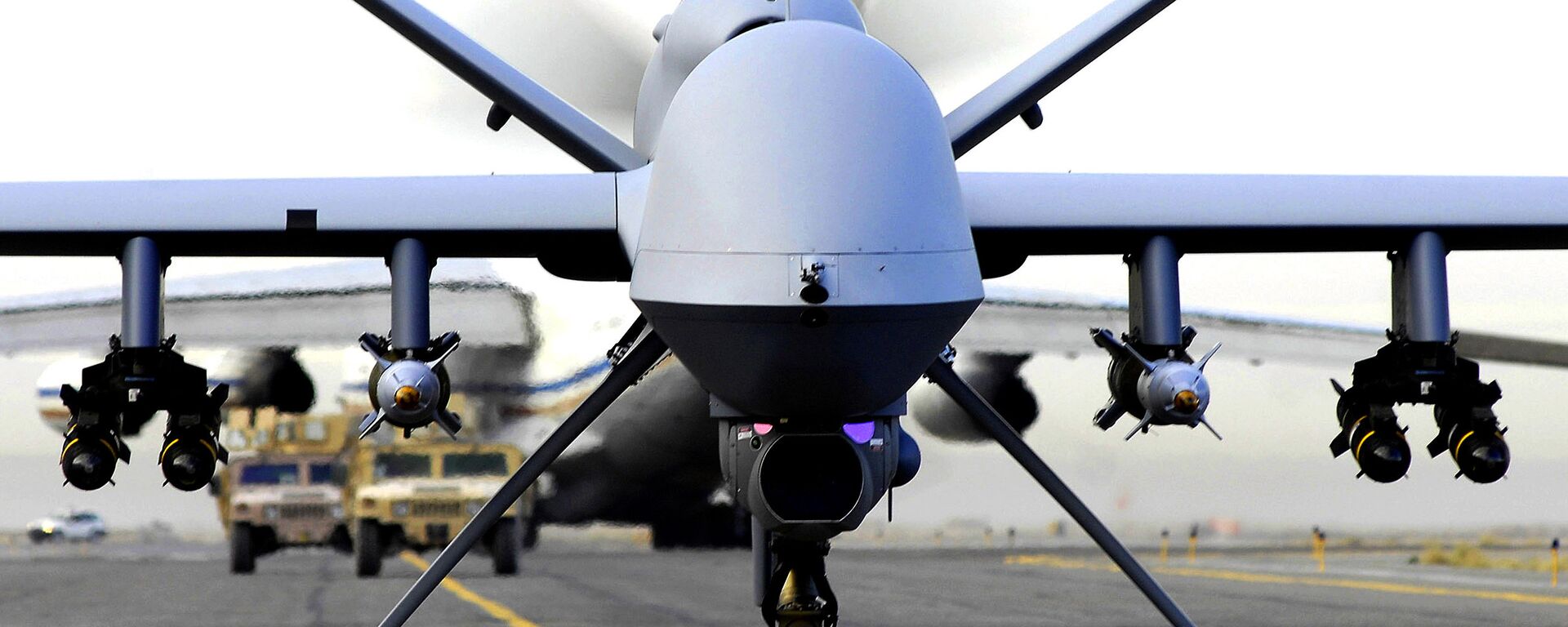 A fully armed MQ-9 Reaper unmanned aerial vehicle taxis down the runway at an air base in Afghanistan on its way to a wartime mission, May 4, 2008 - Sputnik Afrique, 1920, 01.02.2023